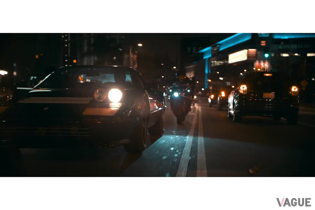 市街地ではバイクとのチェイスを魅せる（C）Youtube（Calvin Harris）