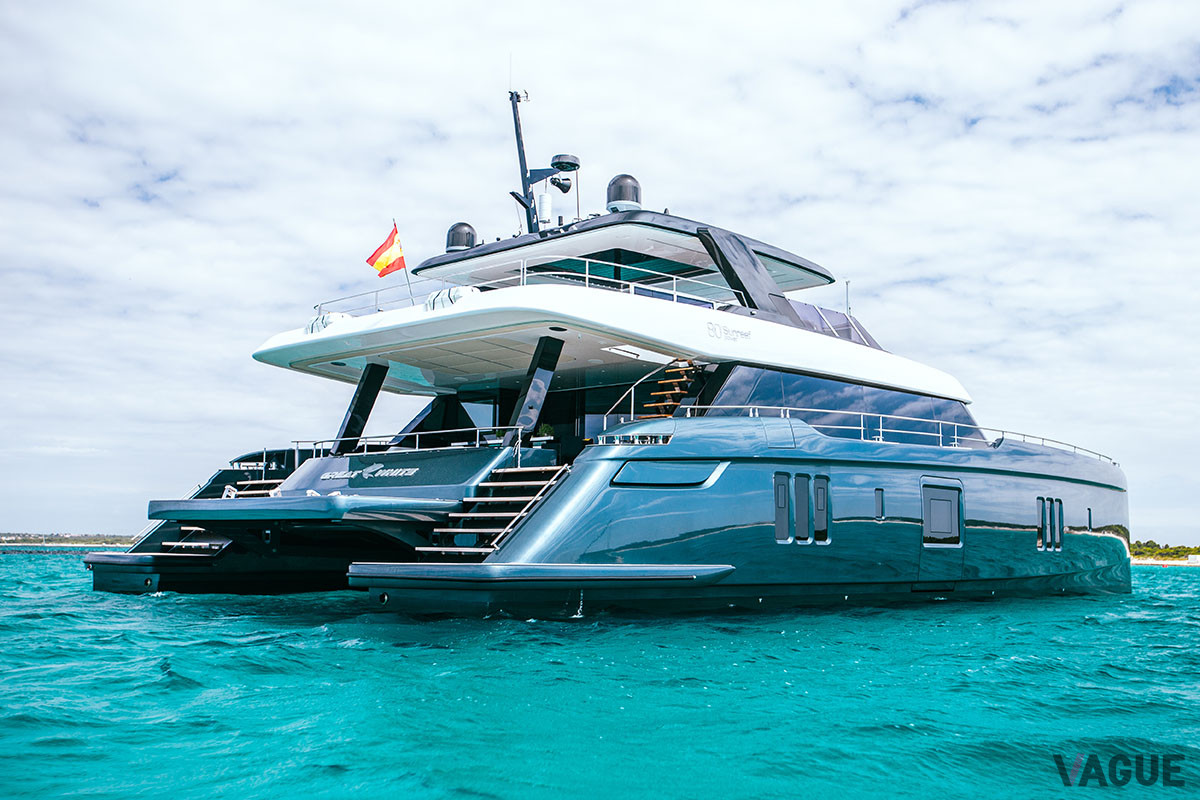 ホワイトパワーのフライブリッジには、ジャグジーやバーが設置され日光浴が楽しめる（C）Sunreef Yachts