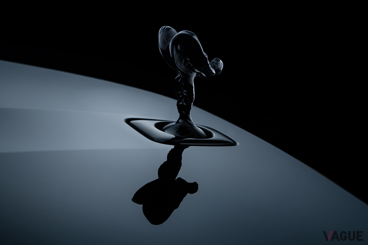 ダークティント仕上げ「ミラー・ブラック・クローム・フィニッシュ」の「スピリット・オブ・エクスタシー」