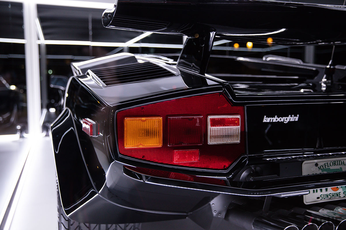 劇中そのままの雄姿を保った「カウンタックLP400S」がショーケースに入れられて展示された
