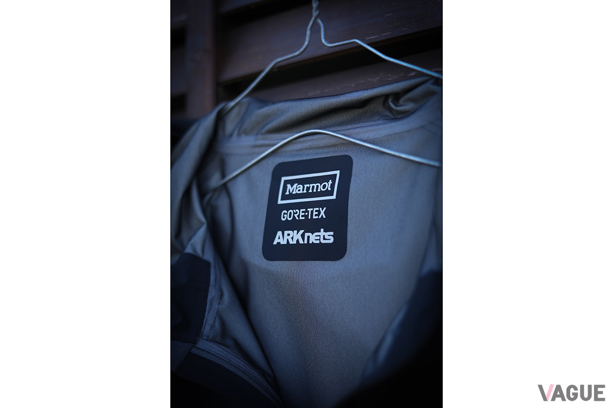 ブランドロゴもホワイトでモードな印象に