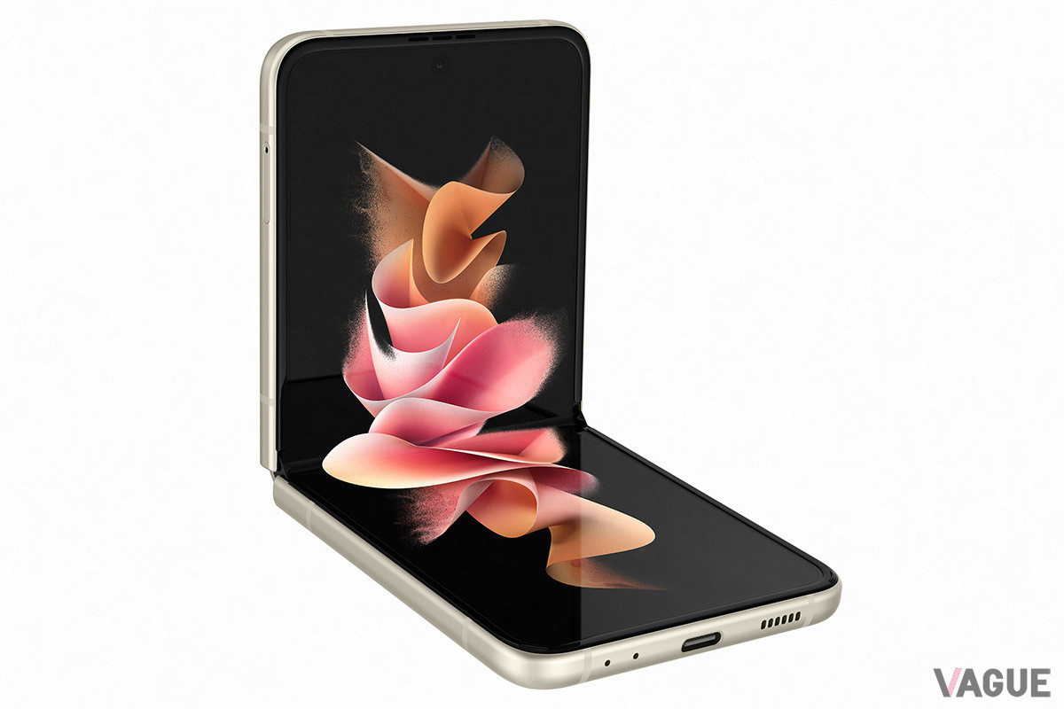 「Galaxy Z Flip3 5G」のディスプレイは好きな角度で固定可能。90度に近い角度で開いて机に置けばハンズフリーのビデオ通話をおこなえるほか、三脚なしでの夜間撮影にも対応