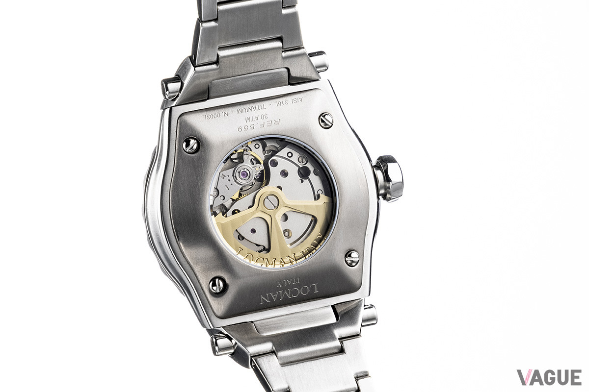 チタン製のケースバックからムーブメントが覗く