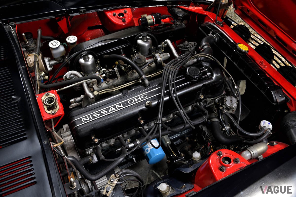 L24型直列6気筒エンジンは、SUキャブレターも含めてノーマルのまま。150ps（JISグロス）を発生する