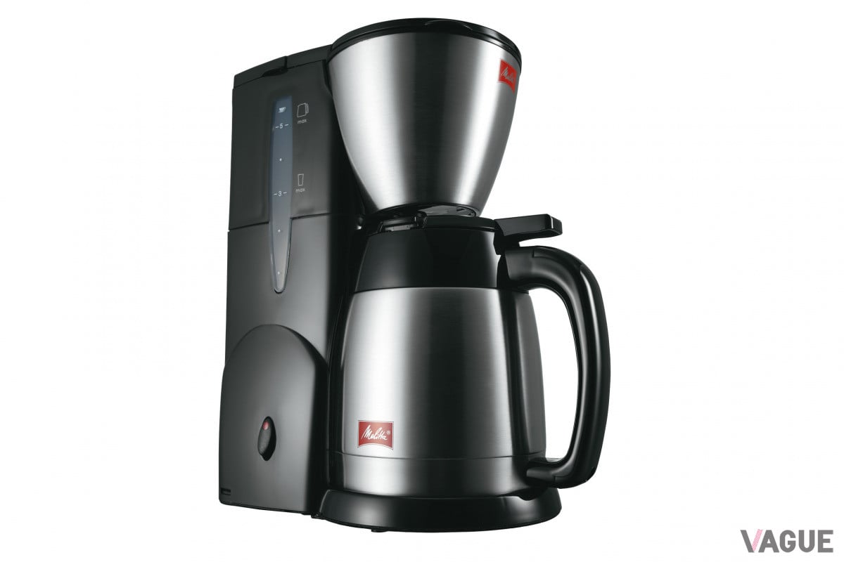 「メリタ ノアプラス」はスリム設計かつ水タンクのフタがタテに開閉するため、省スペースでも使える。カラーラインナップは、写真のブラックとホワイトの2色