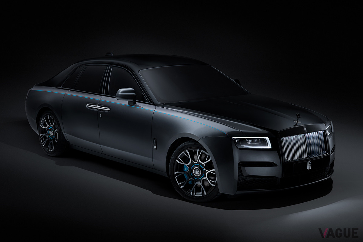 スカイブルーのピンストライプが際立つサイドビュー