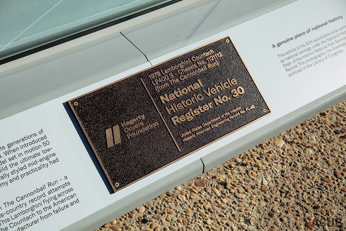 アメリカ合衆国の自動車文化遺産であることを示すプレート