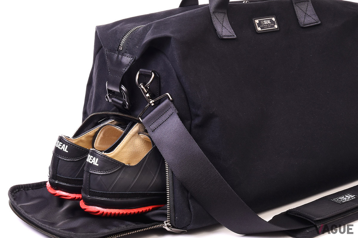 両サイドのポケットには、シューズや汚れたものなどを他の荷物から離して収納可能だ