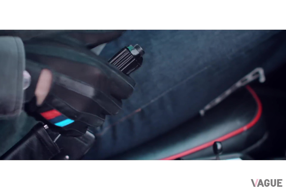 一瞬しか見えないが、Calvin HarrisはBMW M社のロゴ付きグローブをしていたようだ（C）Youtube（Calvin Harris）