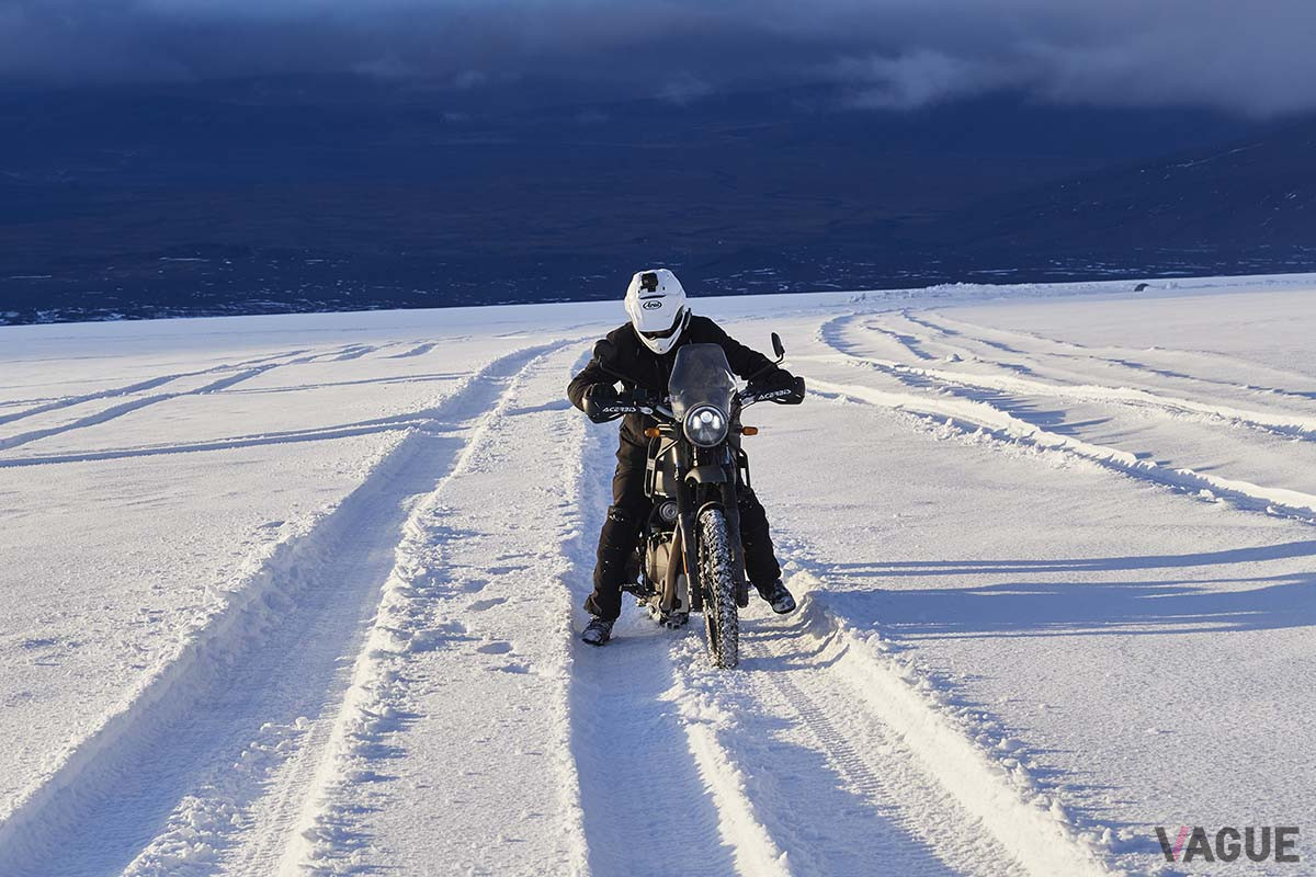 アイスランドのラングヨークトル氷河での「Himalayan」を使ったテスト走行