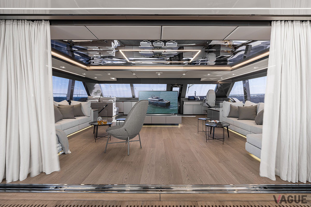 操縦席を備えたリラックス空間。大型スクリーンは収納式（C）Sunreef Yachts