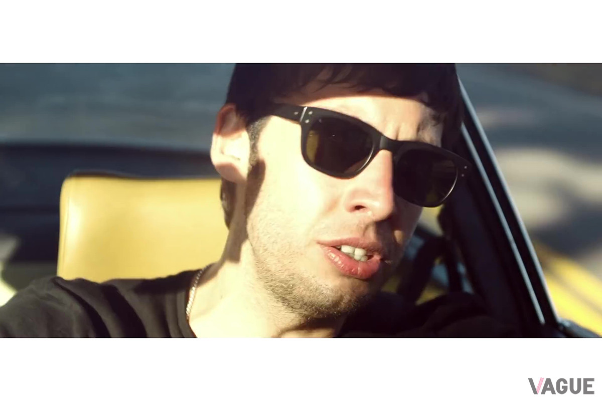 ポルシェ「911T」を操るExample。ここで歌われるサビ「We'll be coming back for you one day（いつか君のところへ俺たちは戻ってくるさ）」は印象的だ（C）Youtube（Calvin Harris）