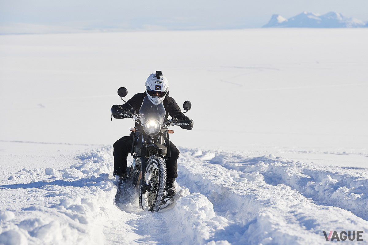 アイスランドのラングヨークトル氷河での「Himalayan」を使ったテスト走行