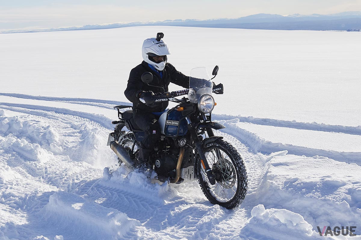 アイスランドのラングヨークトル氷河での「Himalayan」を使ったテスト走行