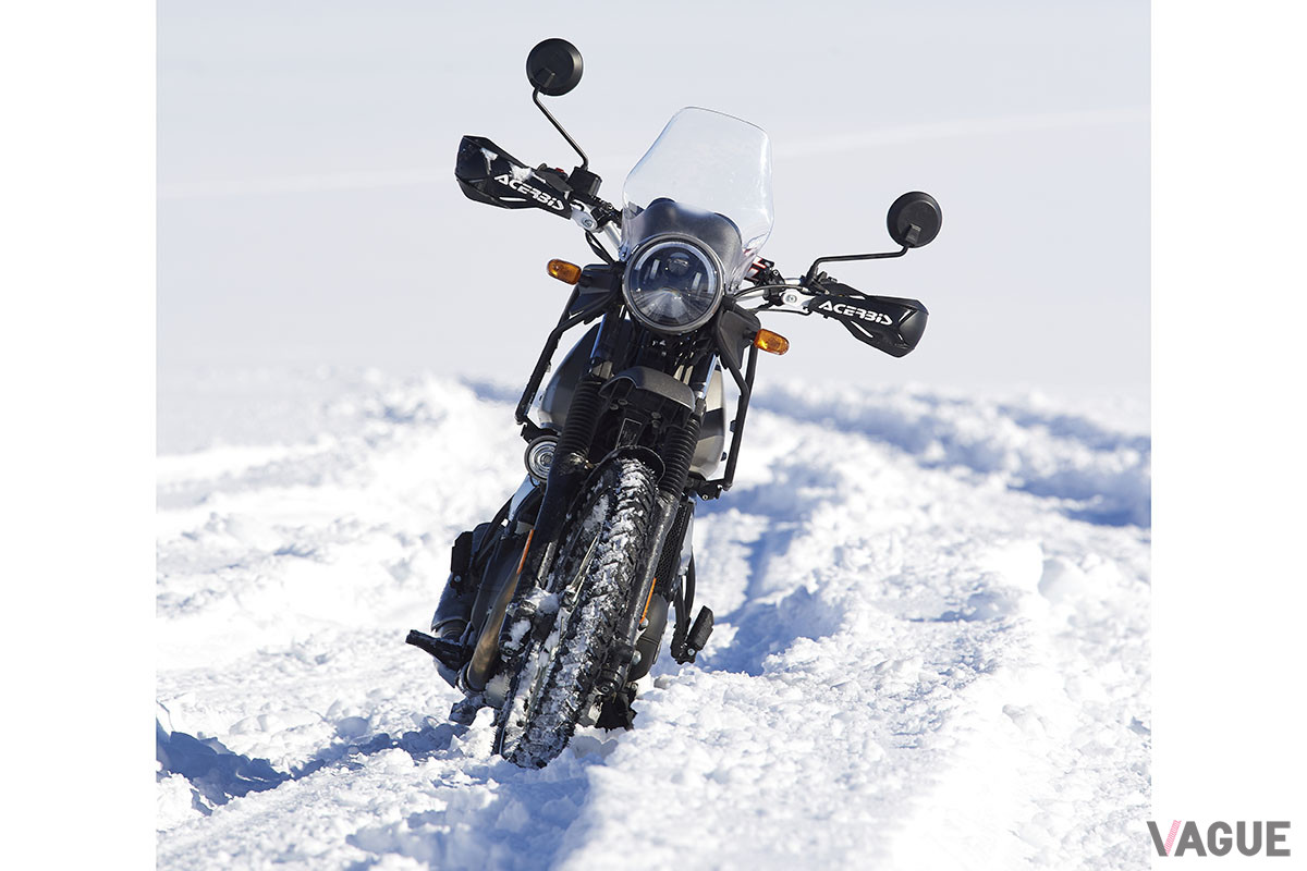 アイスランドのラングヨークトル氷河での「Himalayan」を使ったテスト走行