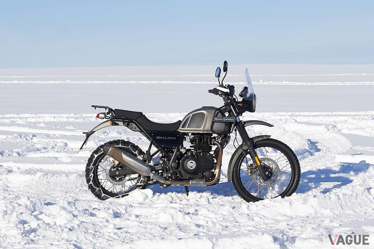アイスランドのラングヨークトル氷河での「Himalayan」を使ったテスト走行