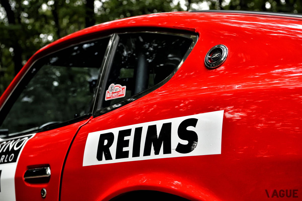 「REIMS（ランス）」のステッカーは、1995年までモンテカルロ・ラリーの特徴であった超長距離リエゾン「コンサントラシオン」の出発点が、フランス北東部の地方都市ランスであったことを示す