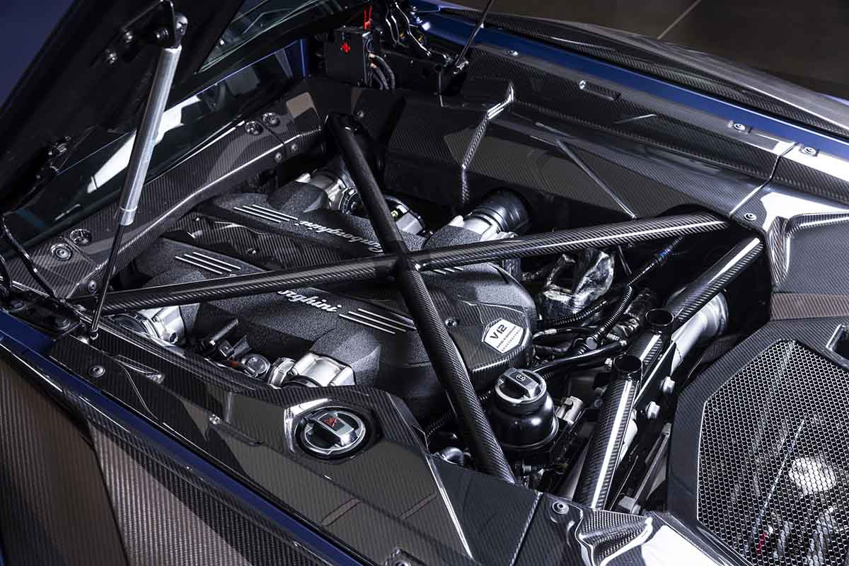 740馬力を発揮する自然吸気V12エンジン