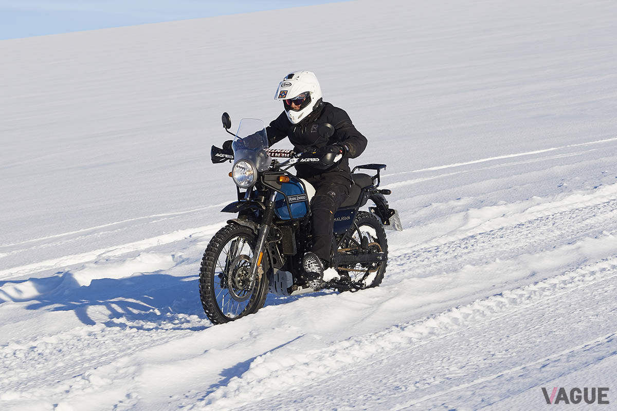 アイスランドのラングヨークトル氷河での「Himalayan」を使ったテスト走行