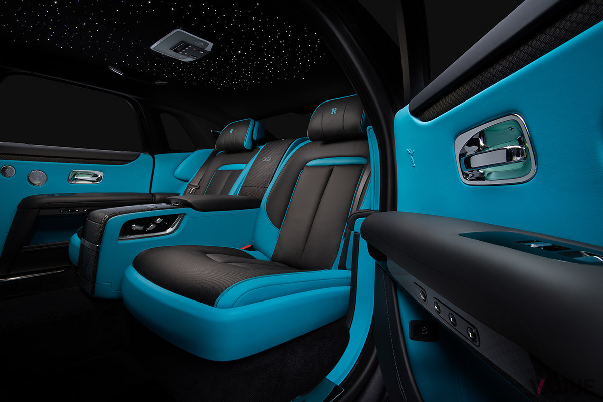 カーボンファイバーとメタリックファイバーを使ったダイヤモンド・パターンの複雑かつ繊細な仕上げが施された内装