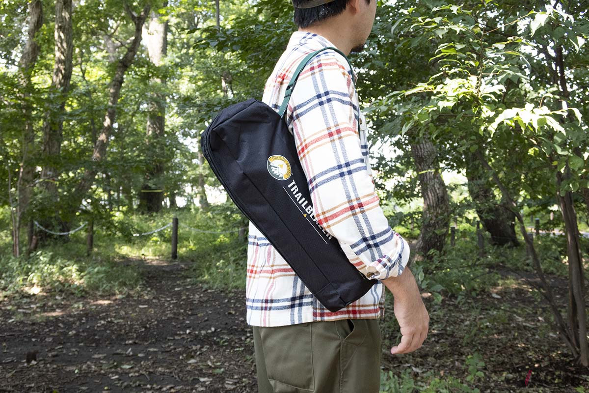 肩がけできるストラップ付きの収納袋