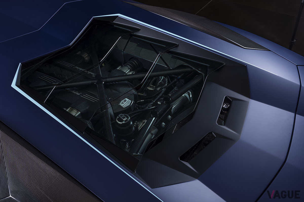 エンジンフードはガラス製が採用されているので、V12を外からでも見ることができる