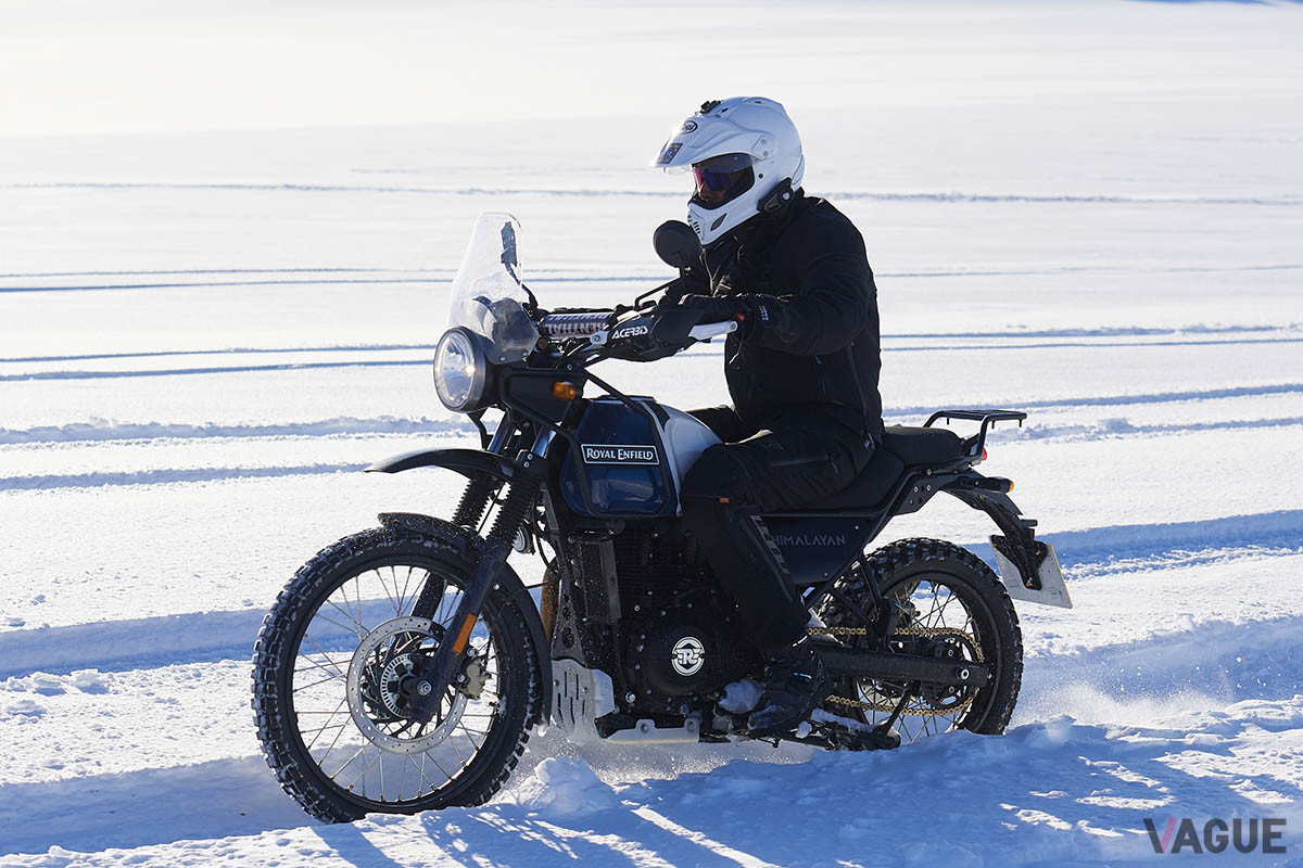 アイスランドのラングヨークトル氷河での「Himalayan」を使ったテスト走行