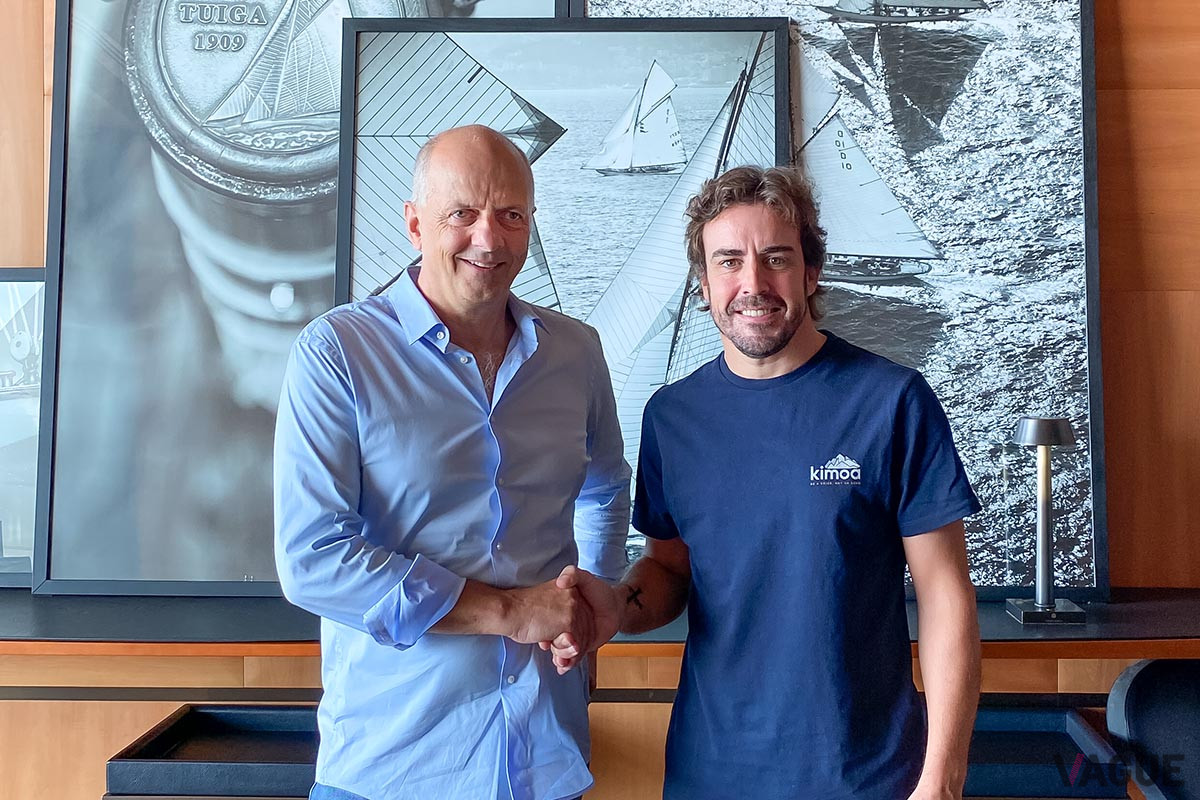 サンリーフの創設者兼CEOであるフランシス・ラップ氏とアロンソ選手。60サンリーフ・パワーエコ契約時のツーショット（C）Sunreef Yachts