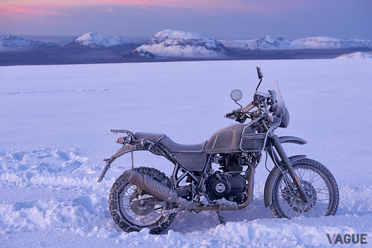 アイスランドのラングヨークトル氷河での「Himalayan」を使ったテスト走行