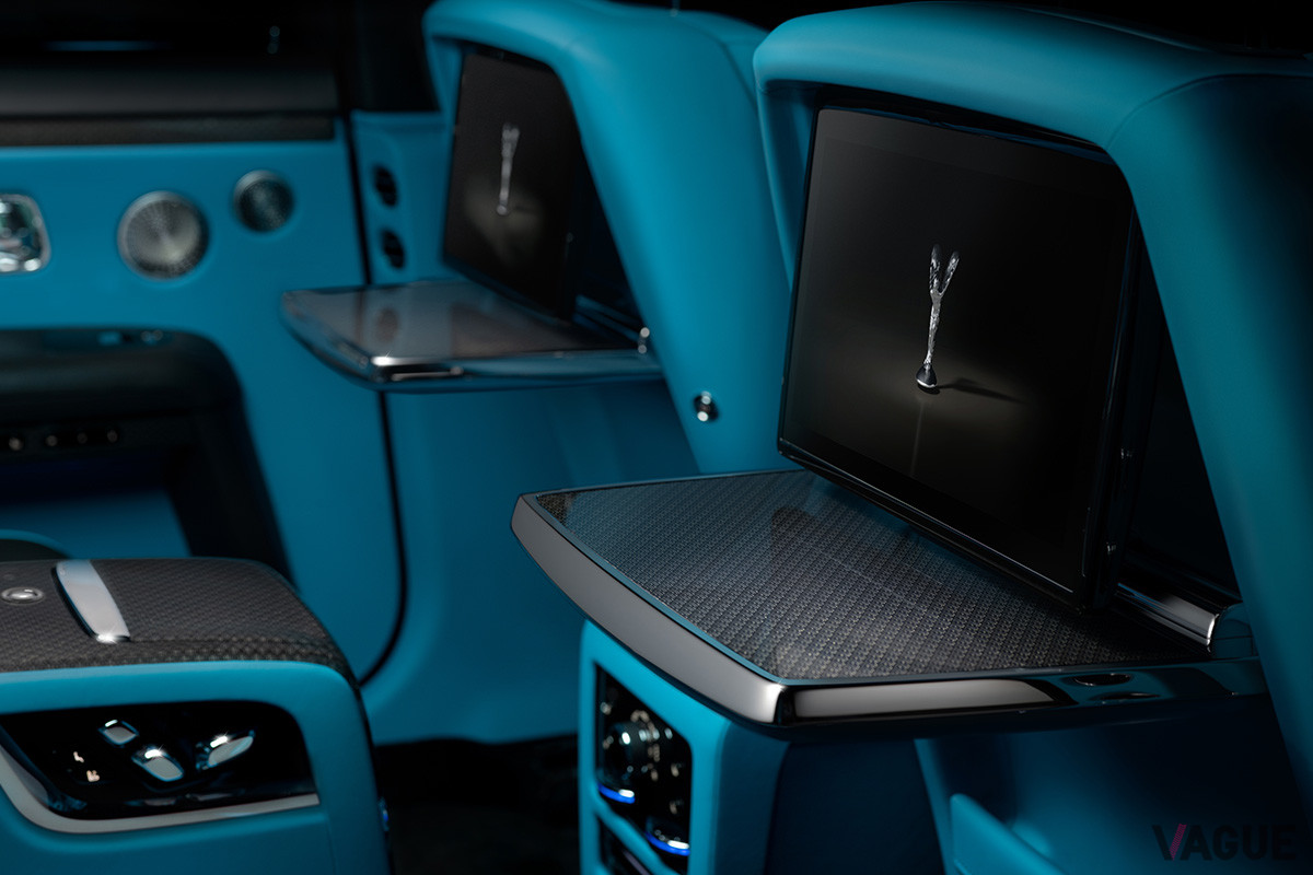 テーブルなどにはカーボンファイバーとメタリックファイバーを使ったダイヤモンド・パターンの複雑かつ繊細な仕上げを採用