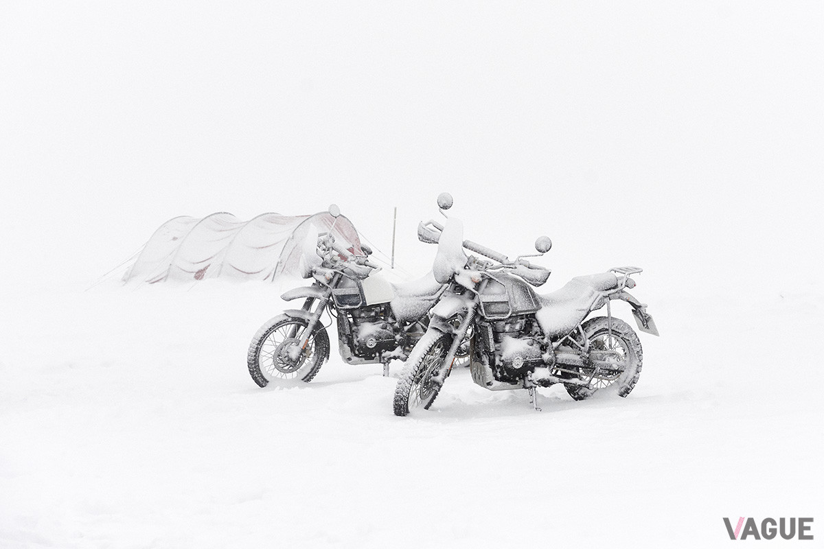 アイスランドのラングヨークトル氷河での「Himalayan」を使ったテスト走行