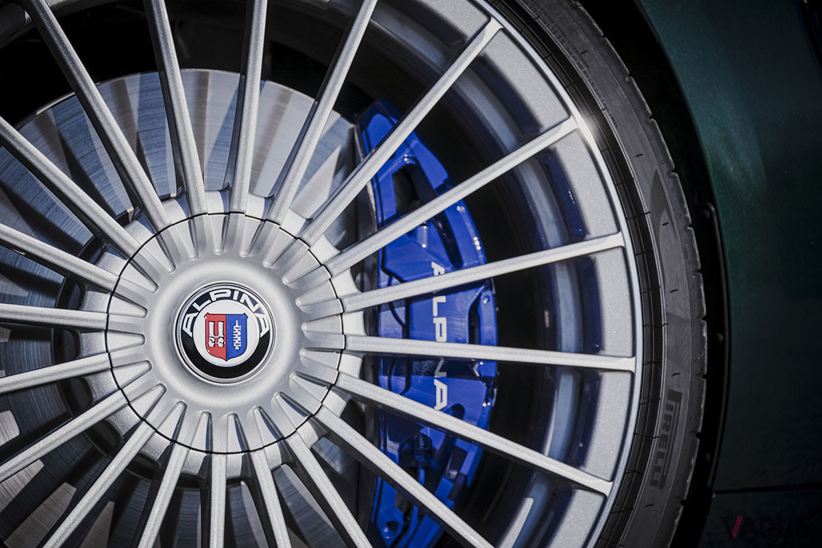 アルピナ伝統の20スポークデザインは、21インチだ