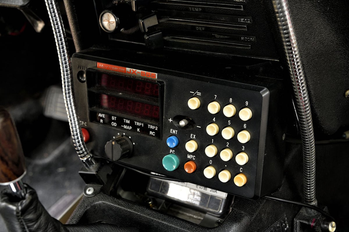 こちらも当時モノの計測機器やマップランプを再現するが、現代のラリーメーターも併用していた