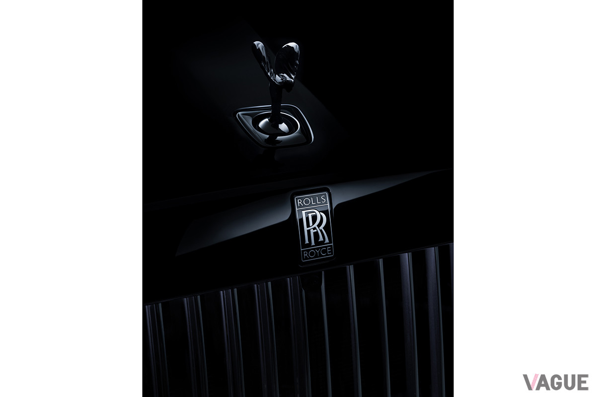 「パンテオン」型ラジエーターグリルや「スピリット・オブ・エクスタシー」は、ダークティント仕上げ「ミラー・ブラック・クローム・フィニッシュ」とされる