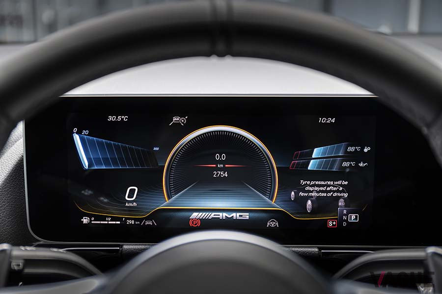 メルセデスAMG「GLA 45S 4MATIC+」のメーター