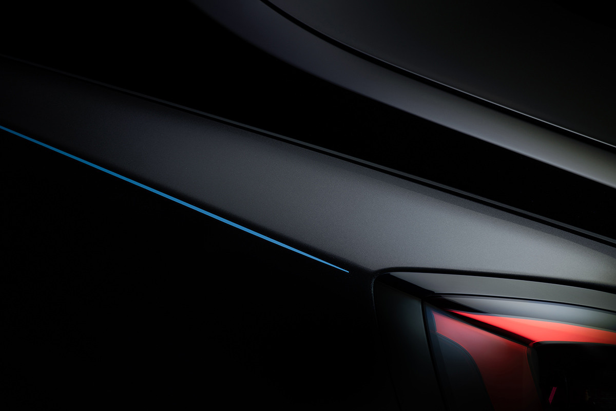 職人の手によって描かれるピンストライプ