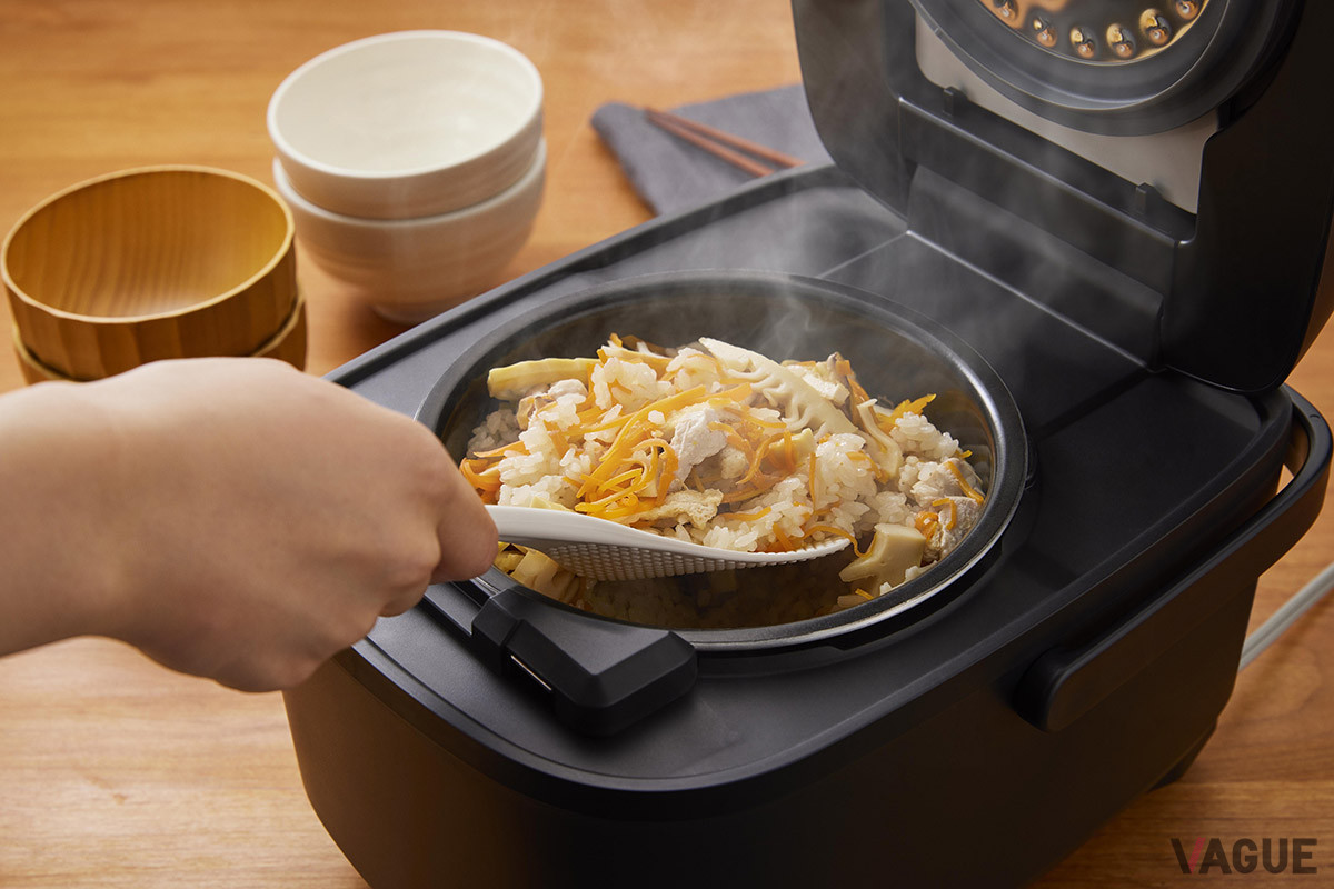 「炊込みコース」を選べば、お米の芯まで味が染み込んだふっくら炊き込みごはんを味わえる。最大容量は3.5合のため、具材を入れても3合の炊き込みごはんを炊ける