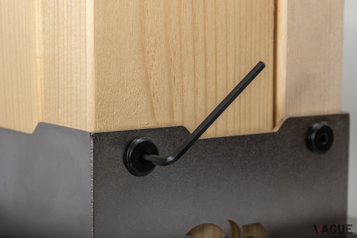 25cm以下にカットした2×4材を組み、付属のレンチで連結。これで準備は完了だ