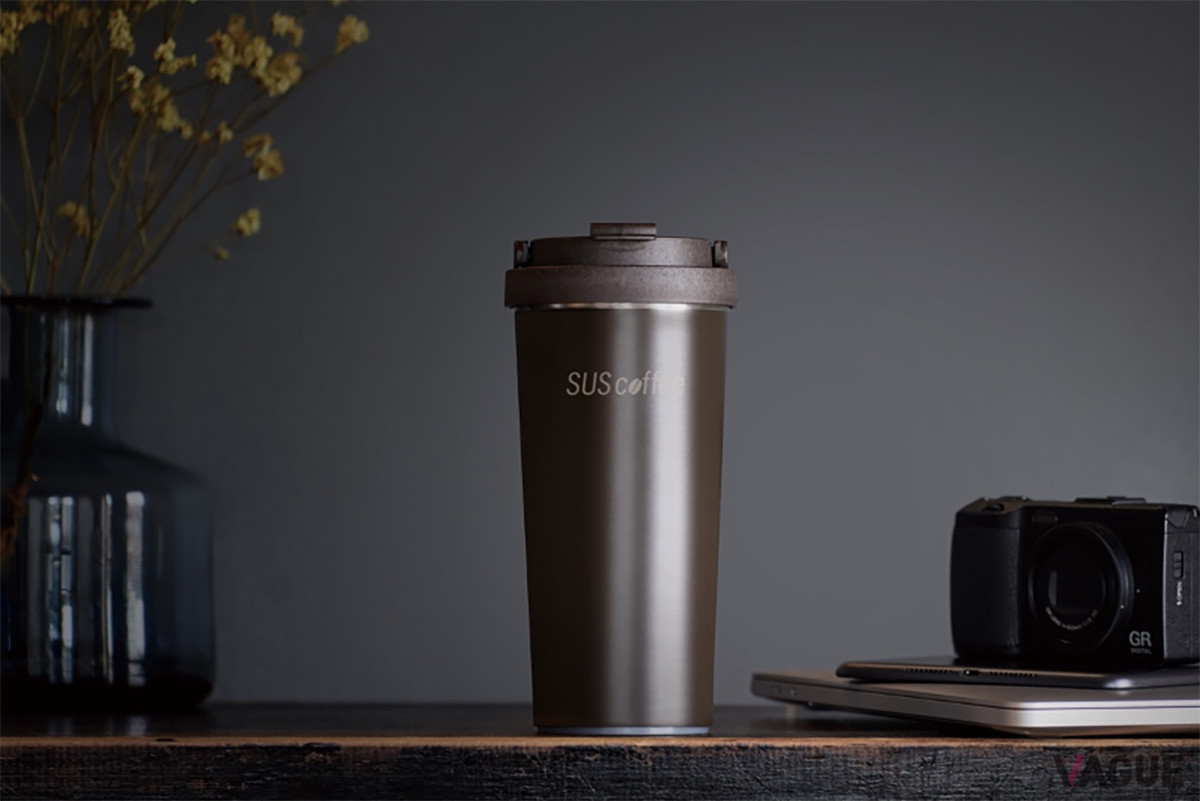 「SUS coffee thermo tumbler」は、フタの部分の素材にコーヒーかすを使用。ステンレスの真空断熱二重構造により、飲み物の適温をキープしてくれる