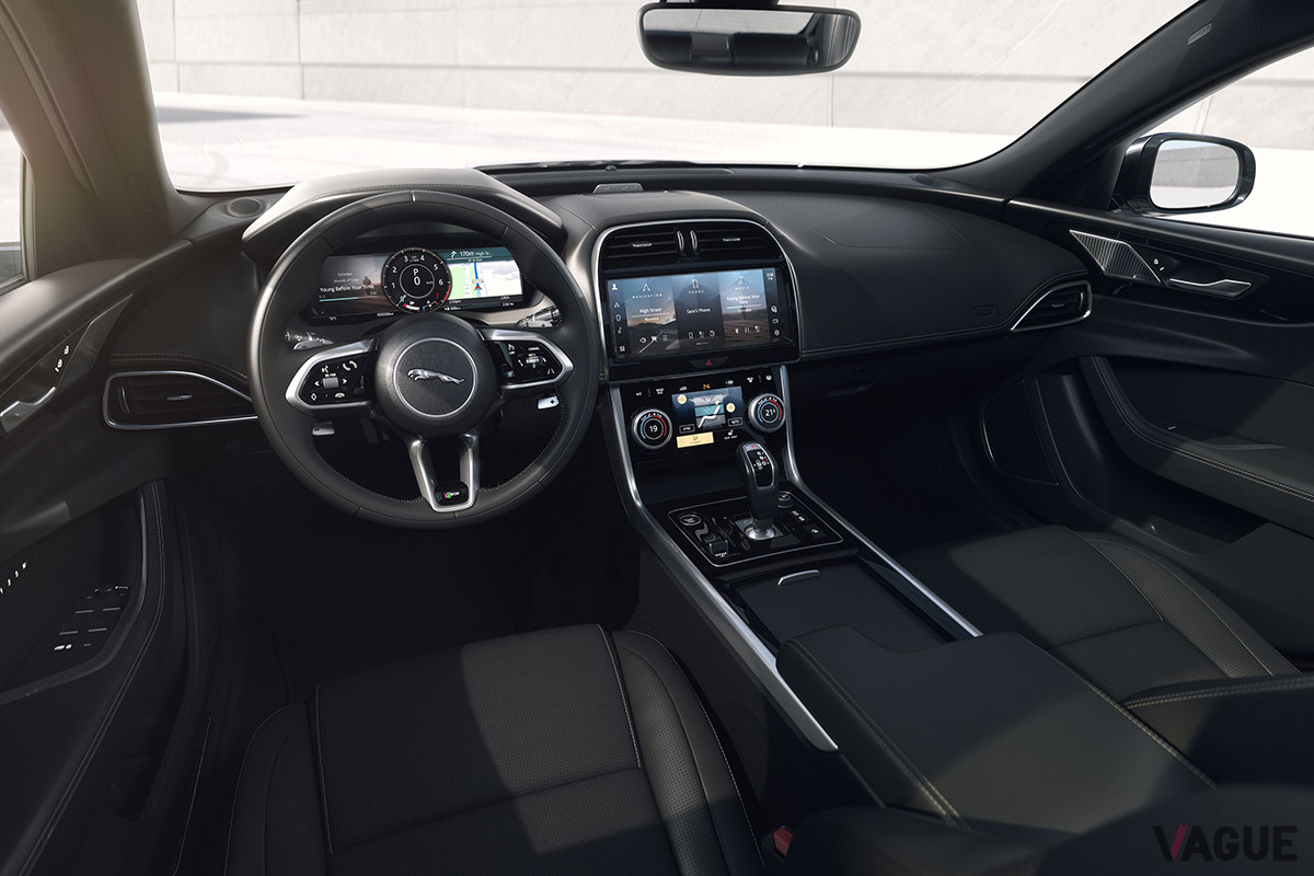 ジャガー2022年型「XE」のインテリア ebony