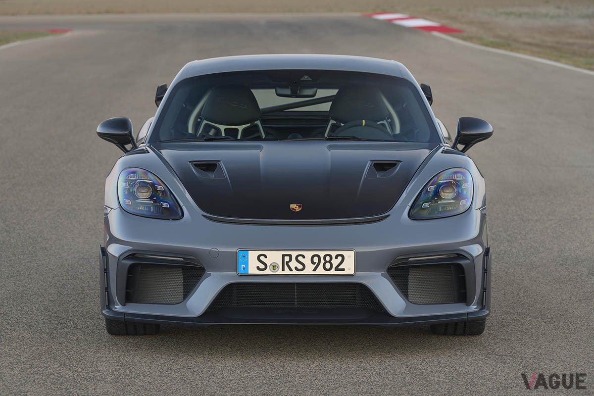 ボンネットやフロントバンパーのエアインテークが特徴的な「718 ケイマン GT4 RS」
