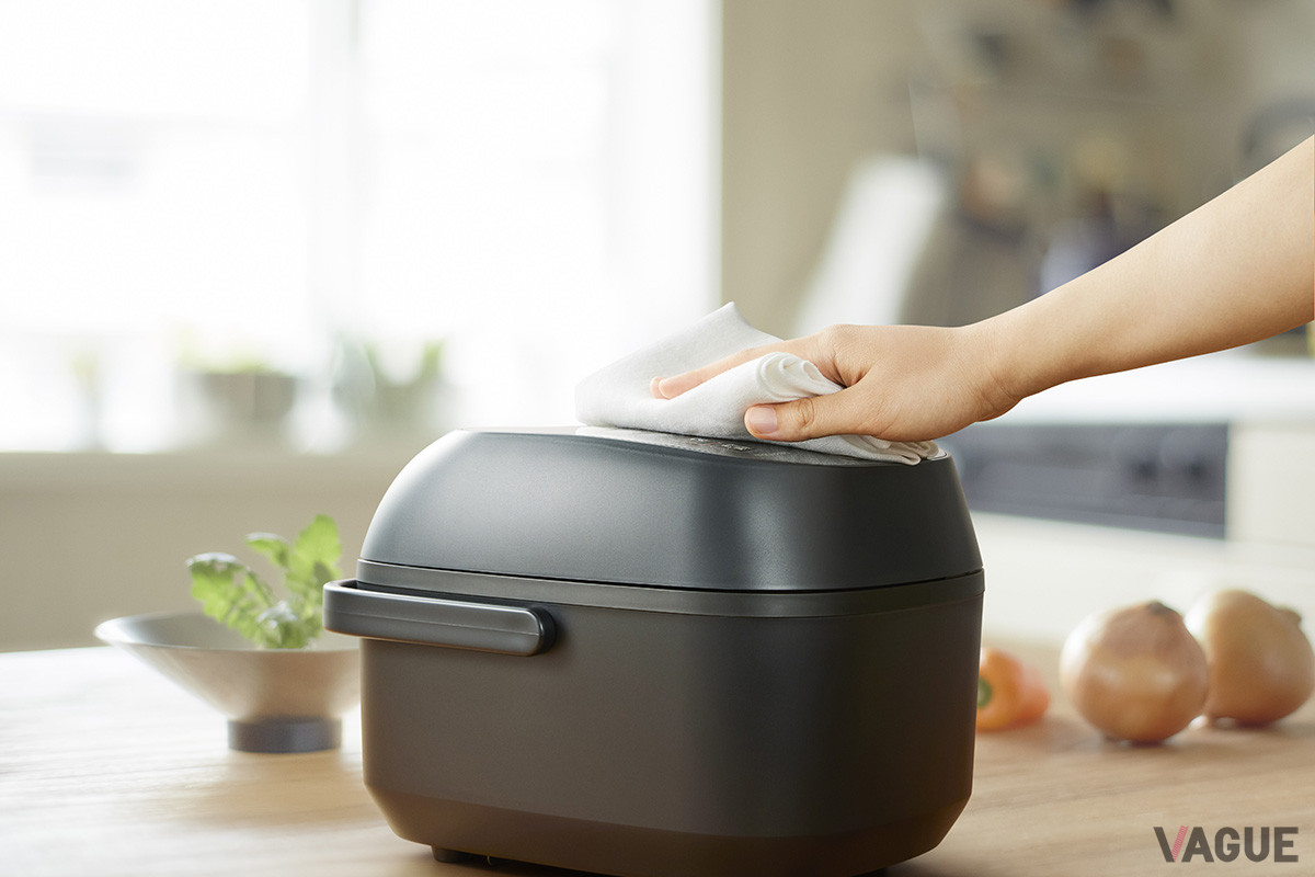 こだわりの機能とデザインでお手入れ簡単。天面はフラットパネルを採用しているため、さっと拭き取りやすく、蒸気でニオイや汚れを浮かせる“お手入れコース”も搭載する