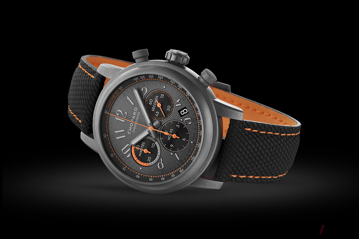 ダークグレーのダイヤルにオレンジを合わせて視認性をアップ