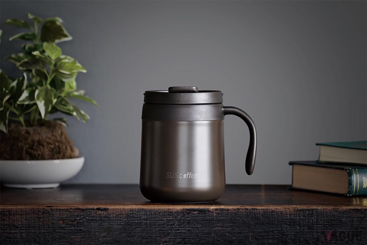 「SUS coffee thermo mug」は丸みを帯びた形状が特徴で、フタと取っ手部分の素材にコーヒーかすを使用。真空断熱構造で保温・保冷効果を発揮する