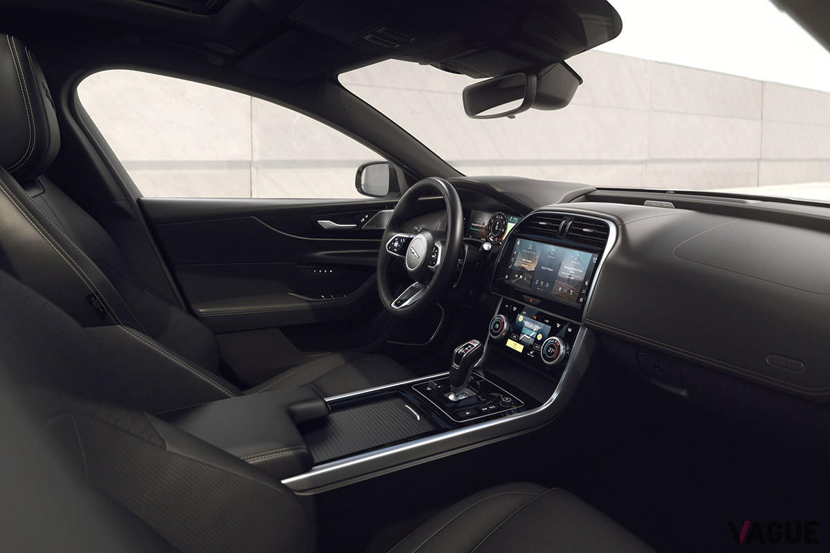 ジャガー2022年型「XE」のインテリア ebony