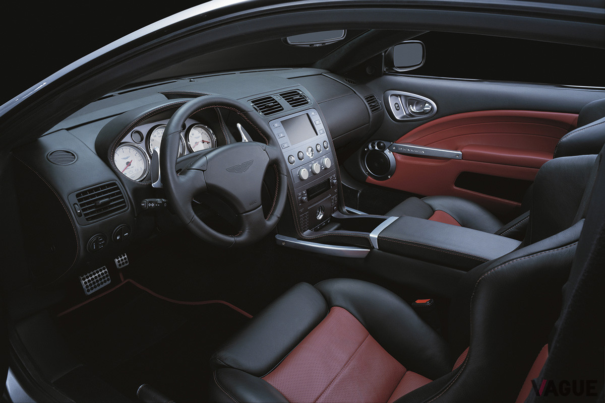 シフトノブはなく、センターコンソールに並んだスイッチで「D」や「R」をセレクトするのは当時斬新だった