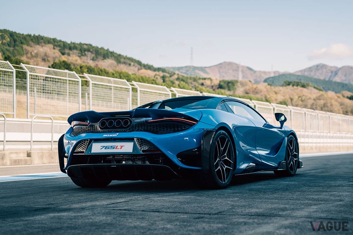富士のピットロードに停車するマクラーレン「765LTスパイダー」