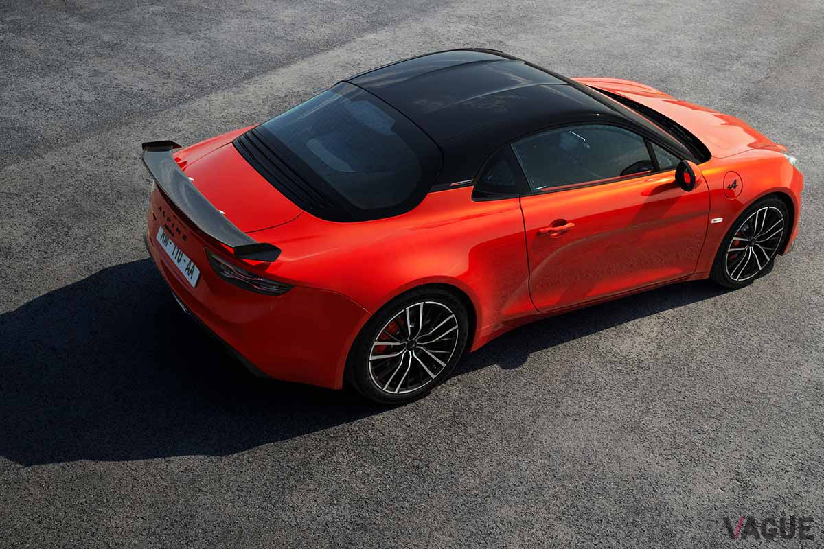 「A110 S」のオプションとして、ファイヤーオレンジとディープブラックルーフという、デュアルカラーもラインアップしている