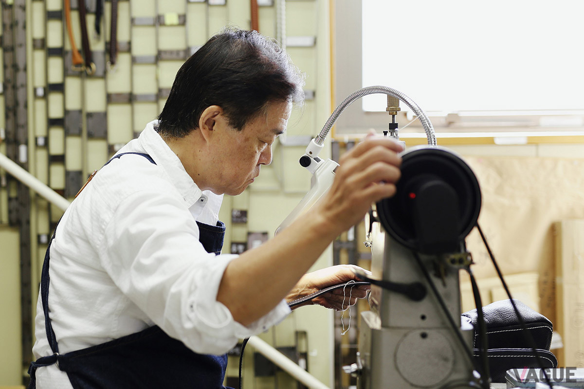 工房で働く職人たちがていねいに修理し、革の状態に応じてクリーニングや保革、補色といった万全のメンテナンスを実施