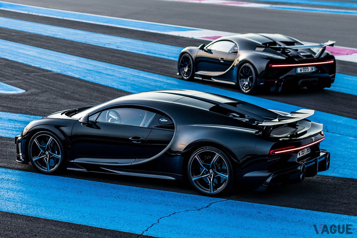 「シロン・スーパースポーツ」（手前）と「シロン・ピュアスポーツ」（奥）